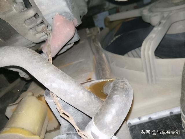 行驶中水温灯亮了怎么办？不要马上熄火，老司机教你如何解决