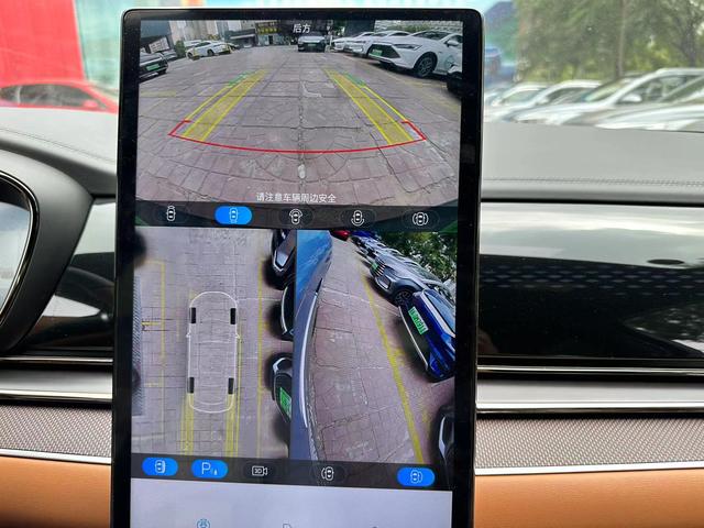 比亚迪汉EV的3D全息透明影像系统体验，影像清晰，底盘下方看得清