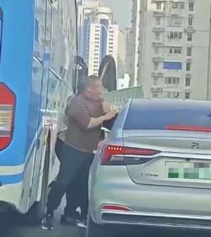 上海巴士汽车(上海内环高架上一辆大巴“别停”轿车，有人手持拖把下车争执)