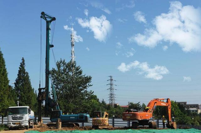 西海岸汽车总站人行过街通道开工建设，地下掘进路面不开膛破肚