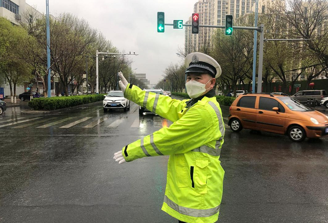 电动车走机动车道要罚款？车主不乐意了：汽车占道更严重，咋不管