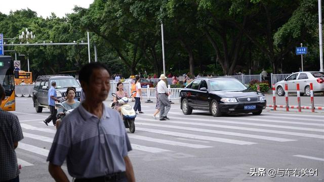 红灯时停在斑马线上，算闯红灯吗？会被拍违章扣分吗？