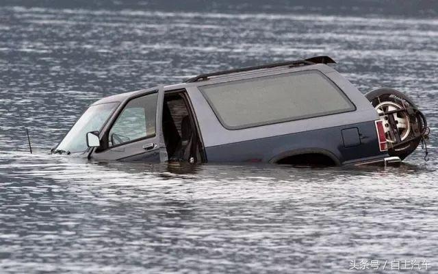 汽车掉进水后，该如何逃生，每个人都应该懂