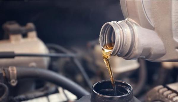 你知道汽车机油的保养吗？不同机油品质年限不同，变黑就该换了？