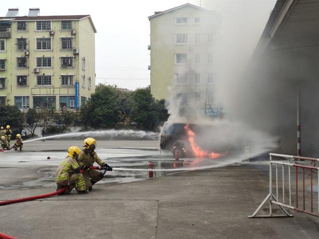 绵阳永兴长途汽车站一外地车辆发生自燃