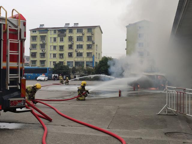 绵阳永兴长途汽车站一外地车辆发生自燃