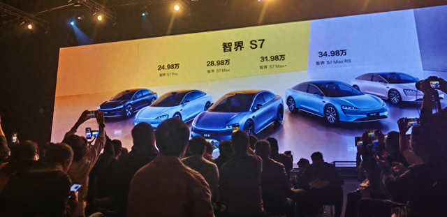 华为的轿车，智界S7售24.98万元，买车不建议选低配