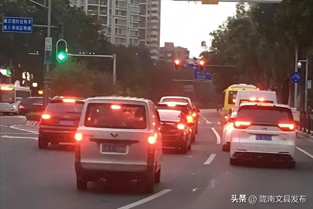 为什么老司机等红灯时一直踩着刹车？内行人告诉你，这才是高手