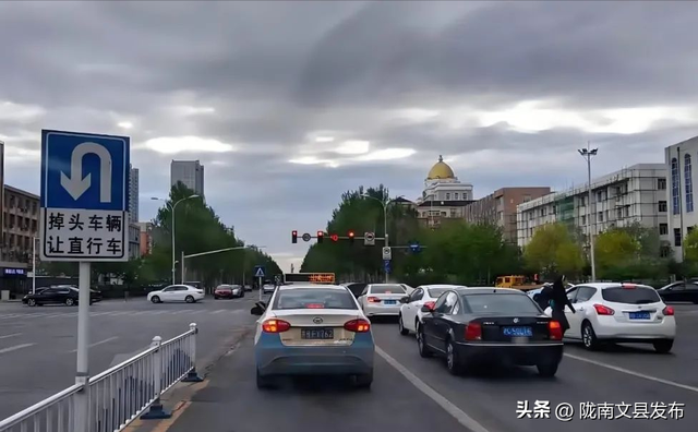 为什么老司机等红灯时一直踩着刹车？内行人告诉你，这才是高手