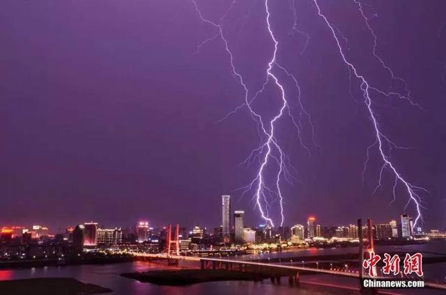 汽车为什么能防雷，它真的是躲避雷击的理想之地吗？