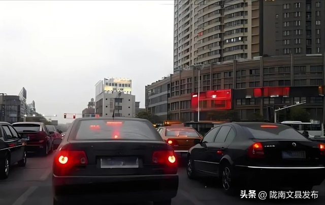 为什么老司机等红灯时一直踩着刹车？内行人告诉你，这才是高手