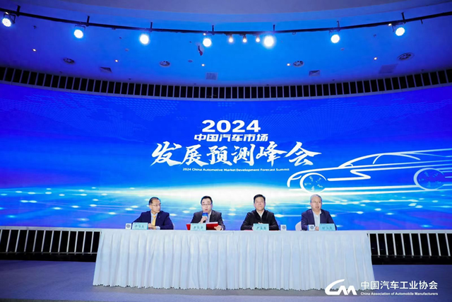 新能源月度产销首次双超百万辆，多位行业专家共话2024年车市趋势