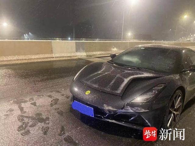 结冰路面急刹车，小轿车撞隔离带后滑出30米