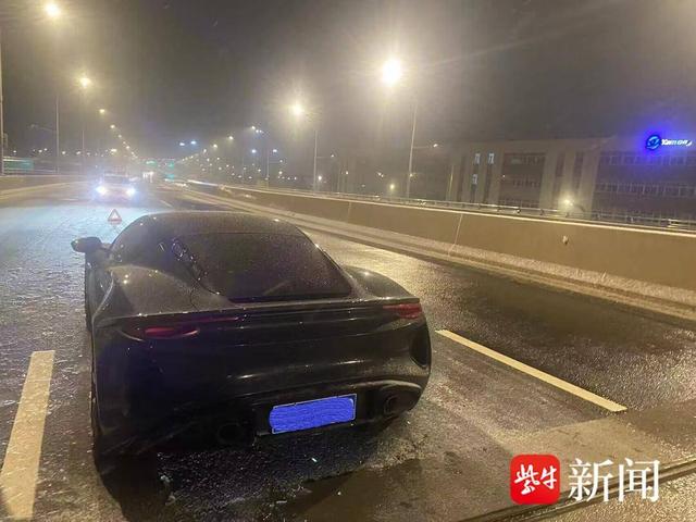 结冰路面急刹车，小轿车撞隔离带后滑出30米