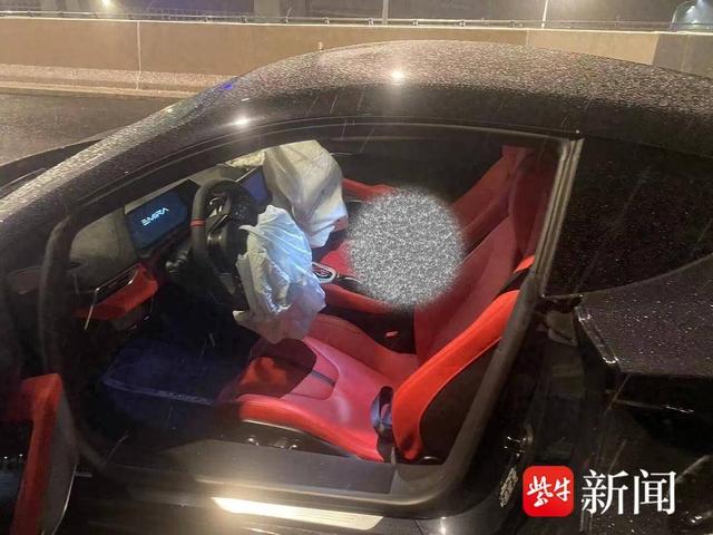 结冰路面急刹车，小轿车撞隔离带后滑出30米