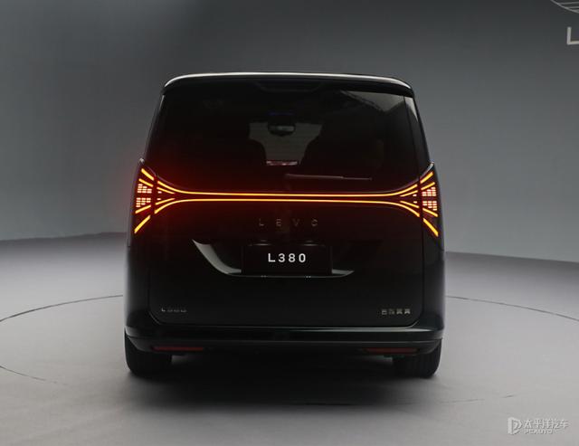 又一爆火MPV？实拍吉利LEVC L380！车长超5米3，3-8座都能行？