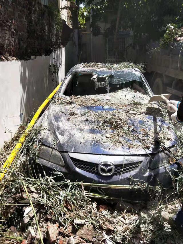 围墙倒塌砸烂停靠汽车，长沙市民维权一个月遇尴尬：都说“这墙不是我的”