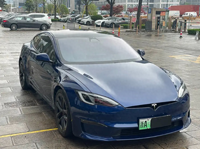 82万的特斯拉model S遇到model 3，侧面造型太相似，两车主对视一笑