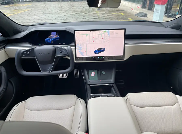 82万的特斯拉model S遇到model 3，侧面造型太相似，两车主对视一笑