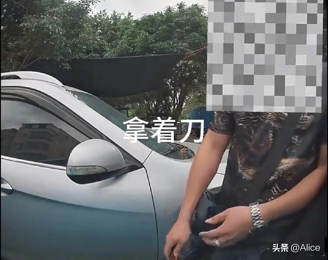 小米汽车正常停放被陌生人无端恶意破坏，轮胎划伤，车主：已报警