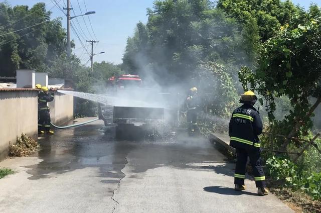 杭州一车主正开着新车，座椅却越来越热！突然…