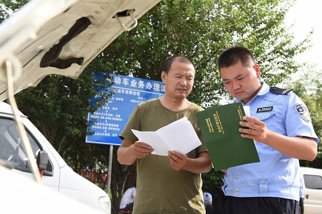 车辆年审晚了一个月，还能上路行驶吗？交警：记3分罚款200块