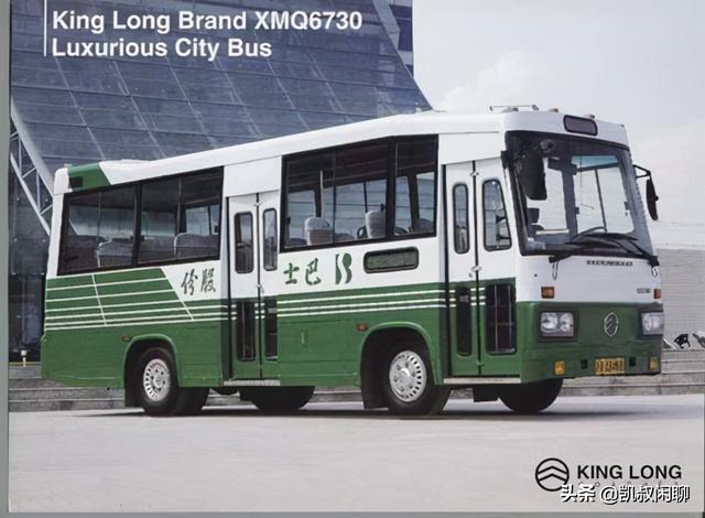 金龙客车在1990年的中型豪华客车XMQ6700，称得上中型客车先锋号