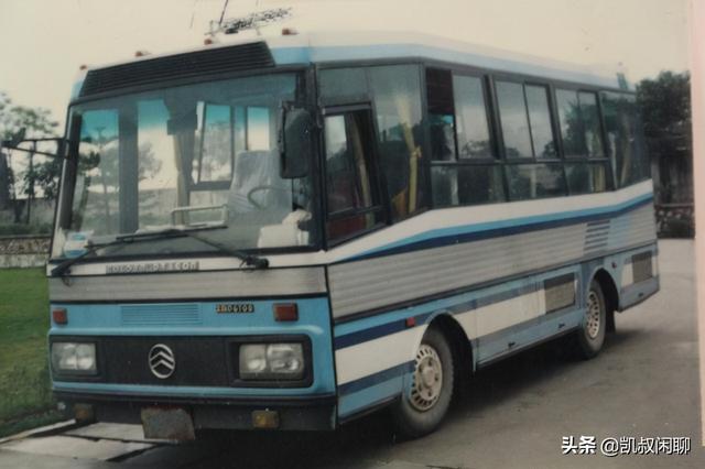 金龙客车在1990年的中型豪华客车XMQ6700，称得上中型客车先锋号