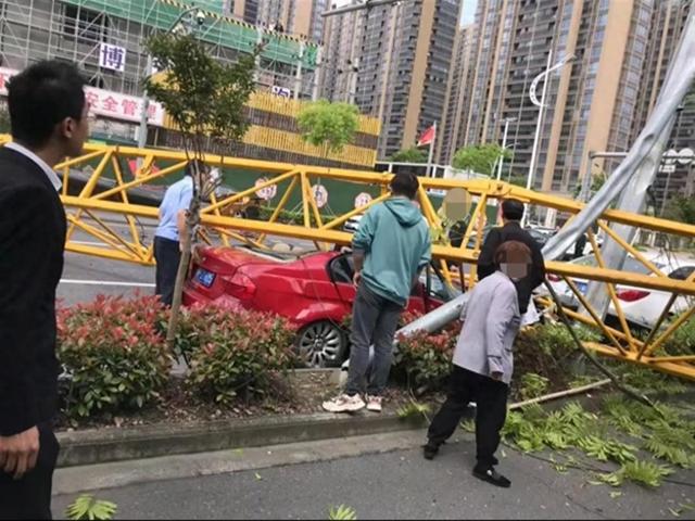 浙江嘉兴一工地吊车倒塌，现场多辆汽车被砸，致1人死亡