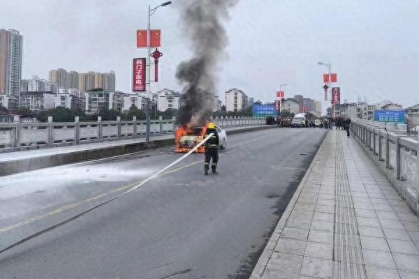 红视频｜娄底：两车追尾碰撞起火 消防紧急救援  无人员伤亡