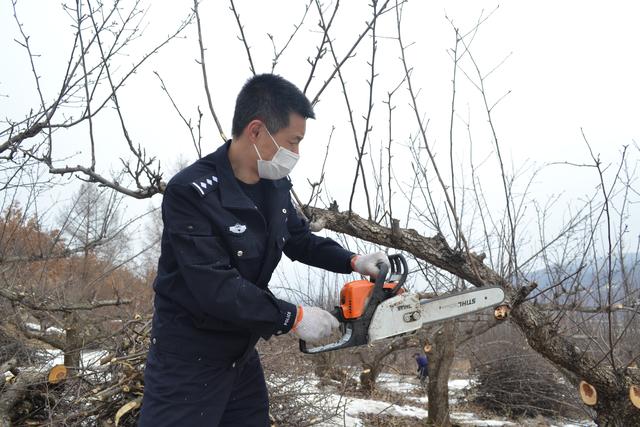 龙井边境民警农忙时节助春耕