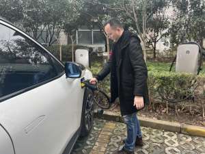 共享充电汽车(说充就充，底气十足湖畔天地小区新装8个电动汽车共享充电桩)