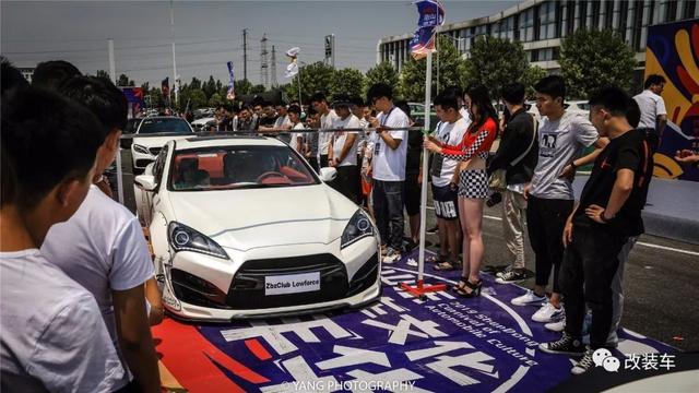 10多万买辆平民后驱跑车爆改，劳恩斯酷派宽体低趴改装