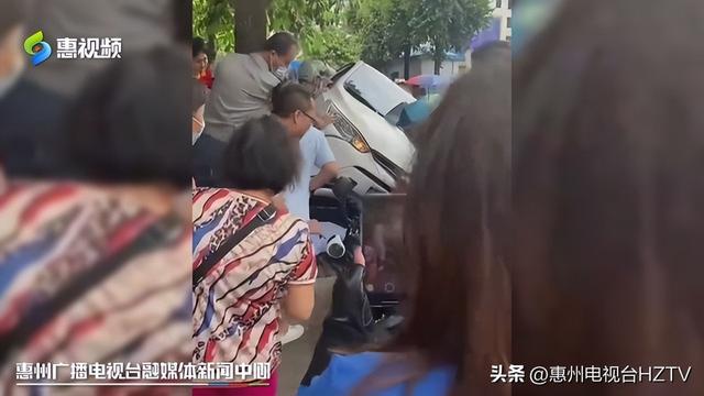 惠阳：电动车“碰碰”小轿车后被困车底 热心群众抬车救人