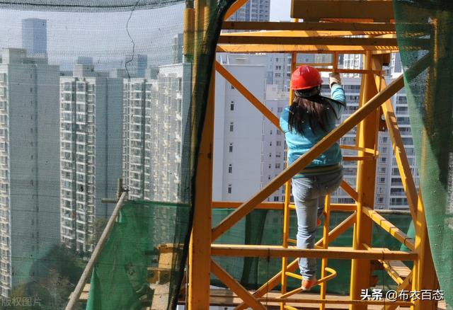 塔吊女司机工作日常，百米高空走起来如履平地，现实中的女蜘蛛侠