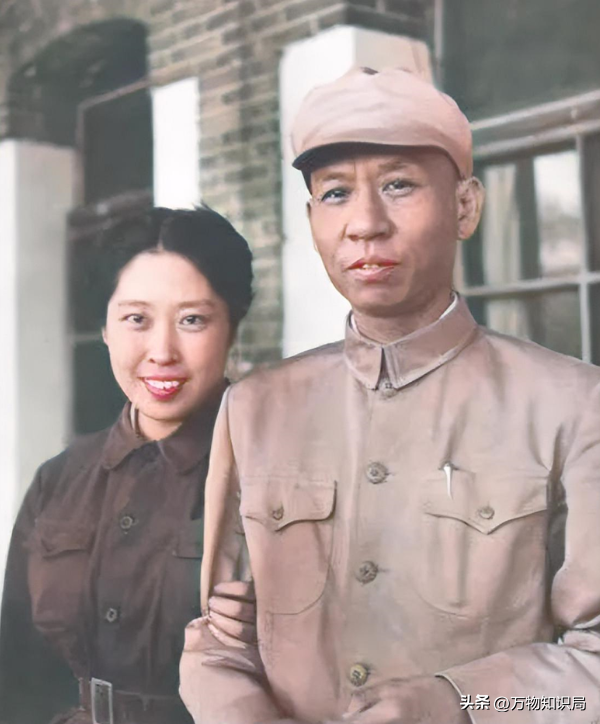 1948年，刘少奇和王光美结婚照，那年她27岁，妥妥一个大美女