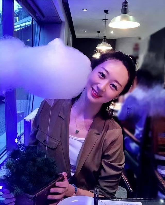 女排美女副攻晒照，身上多处纹身引争议，北京土豪30岁依旧单身