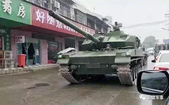 15式轻型坦克立功！中国“黑豹”开上高原，直抵西北雪山