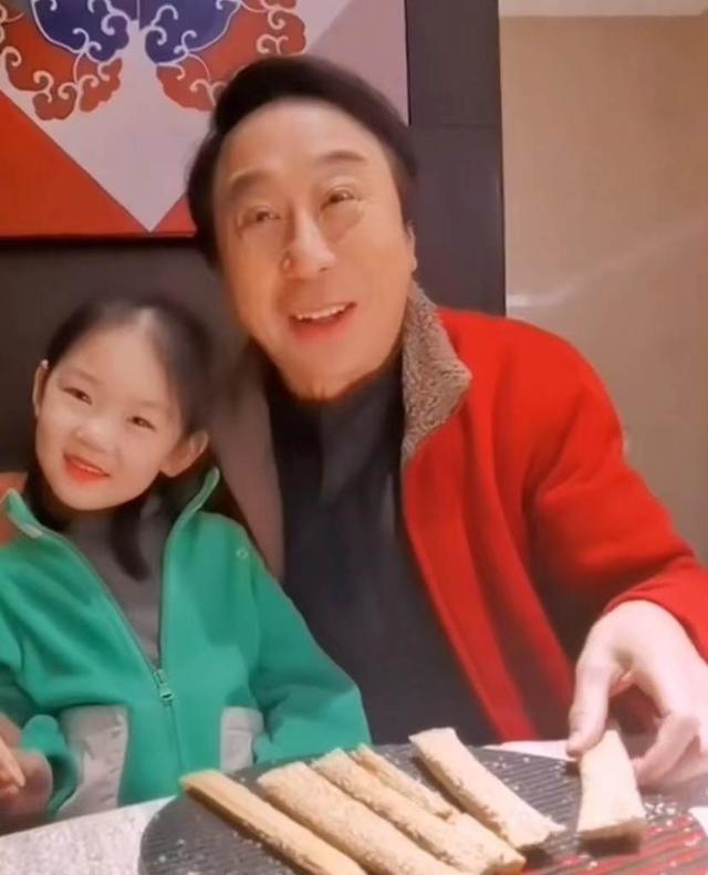 64岁冯巩与孙女庆小年！妮妮五官清秀声音甜，帮爷爷买糖瓜有孝心