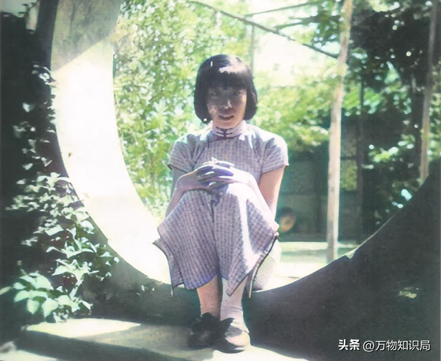 1948年，刘少奇和王光美结婚照，那年她27岁，妥妥一个大美女