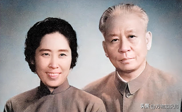 1948年，刘少奇和王光美结婚照，那年她27岁，妥妥一个大美女