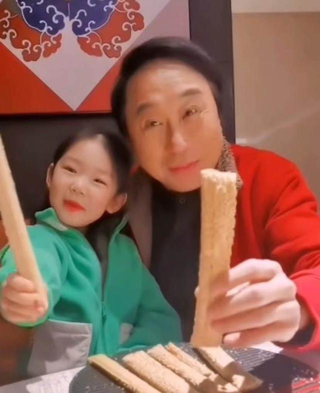 64岁冯巩与孙女庆小年！妮妮五官清秀声音甜，帮爷爷买糖瓜有孝心