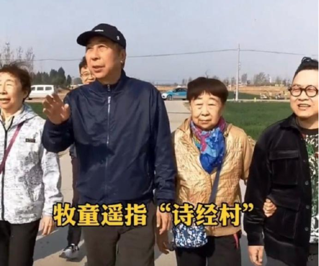 64岁冯巩与孙女庆小年！妮妮五官清秀声音甜，帮爷爷买糖瓜有孝心