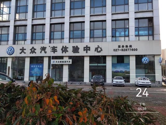 男子称购车遭遇“山寨4S店”，把老款大众当新车卖还有剐蹭伤