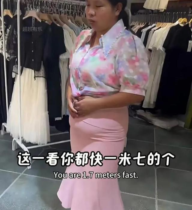 山东女服装店试衣服，营业员一顿猛夸后女买单，一个敢说一个爱听