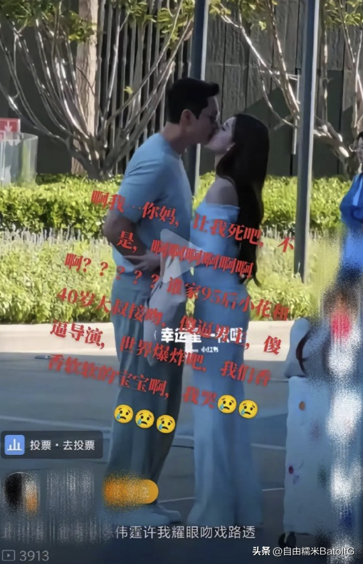 我的天！陈伟霆和赵露思当街kiss，网友惊呼：这画面也太油了。