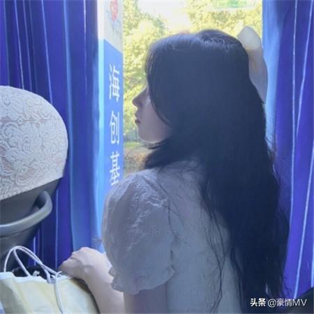 2021好看的美女背影图片_长发女生背影图片素材