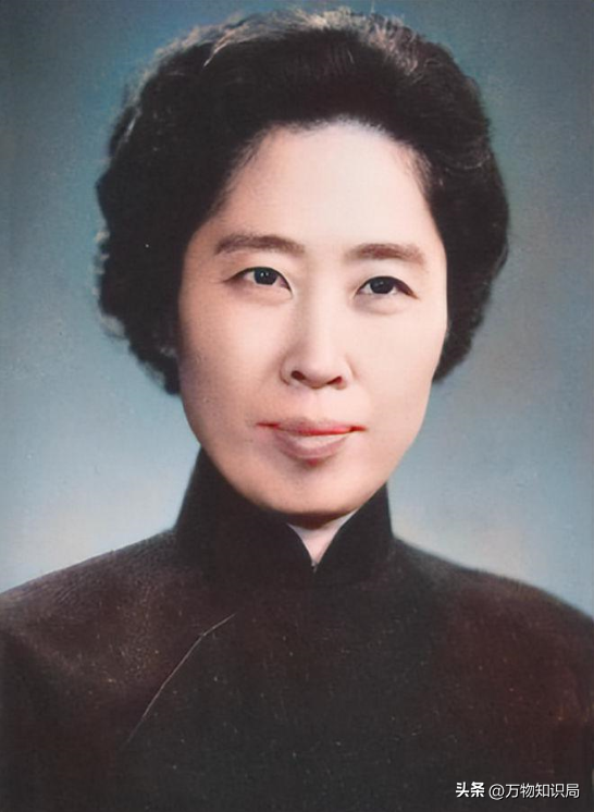 1948年，刘少奇和王光美结婚照，那年她27岁，妥妥一个大美女