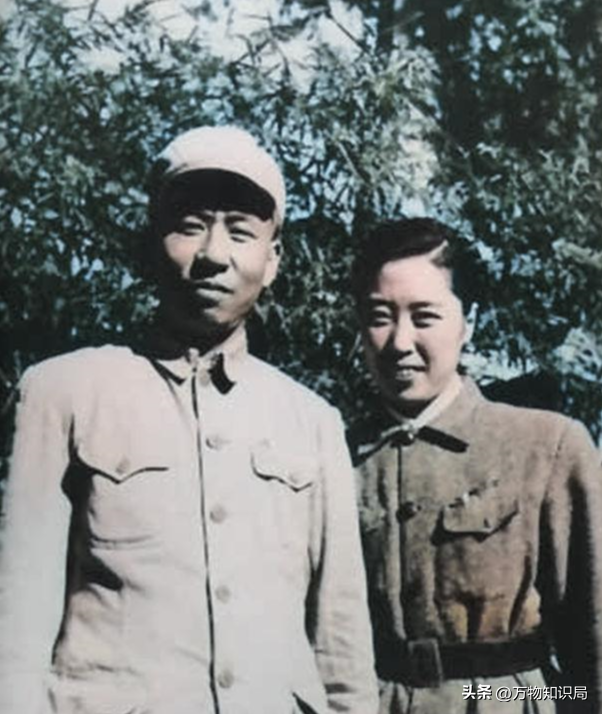 1948年，刘少奇和王光美结婚照，那年她27岁，妥妥一个大美女