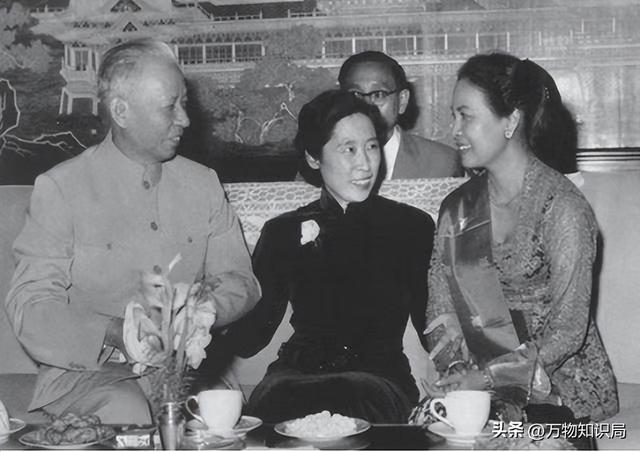 1948年，刘少奇和王光美结婚照，那年她27岁，妥妥一个大美女